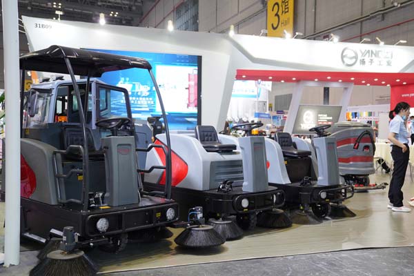 想買掃地車，電動(dòng)好還是油的好