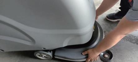 洗地機(jī)更換刷盤